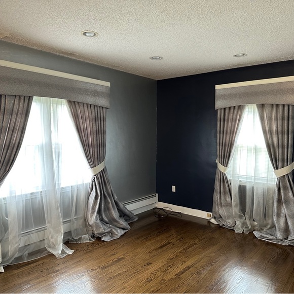 Silver curtains - Picture 1 of 8